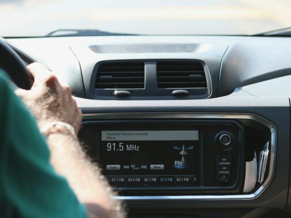 Por que algumas pessoas diminuem o volume do barulho do carro quando estacionam?