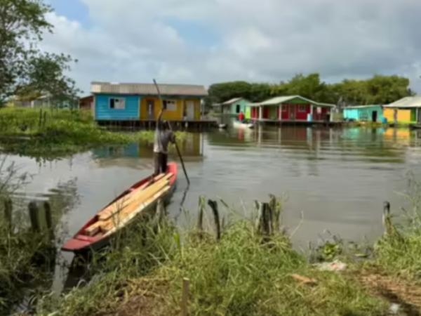 Molti pensano che sia Venezia, ma queste strade sull'acqua si trovano in Colombia.