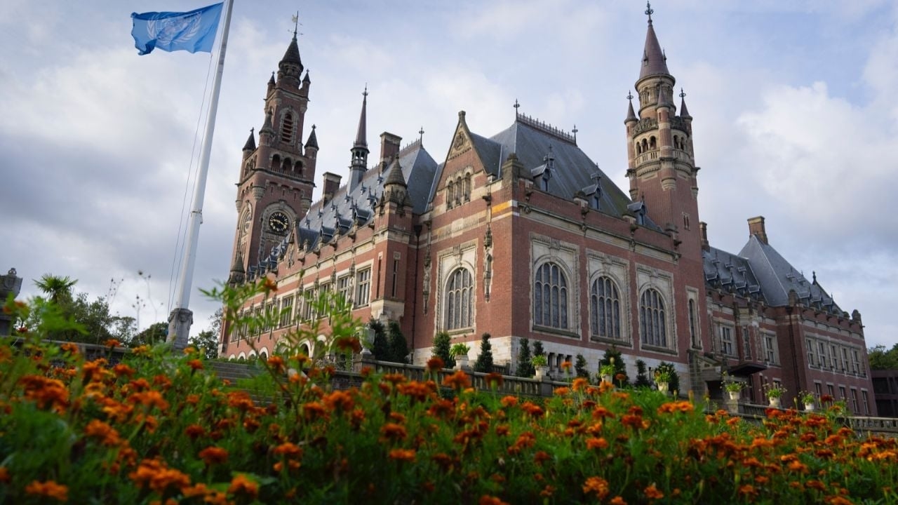 Der IGH erklärt, dass der Klimawandel ein „universelles Risiko“ sei, dem die Staaten vorbeugen müssten.