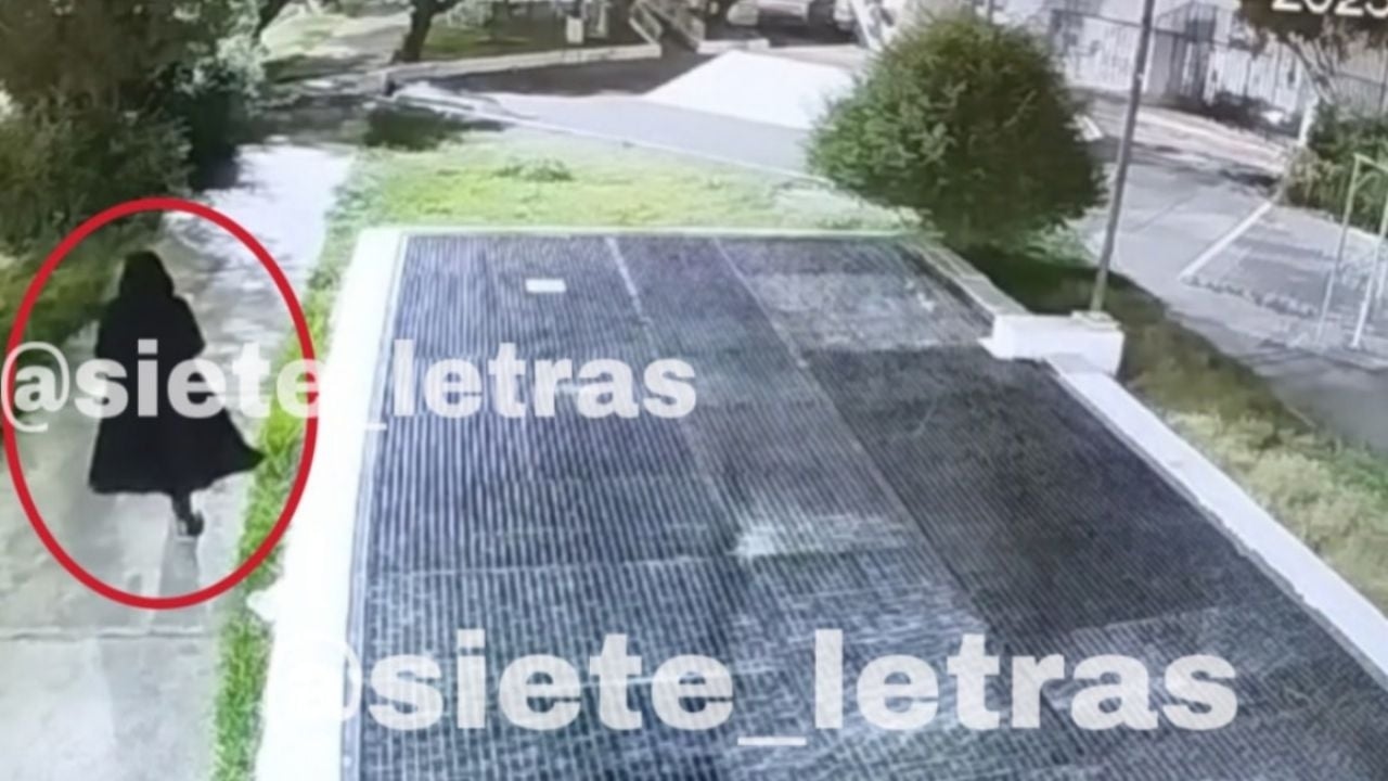 Siyah cüppeli bir adam Cuauhtémoc semtinin sokaklarında Amanda'yı öldürdü.