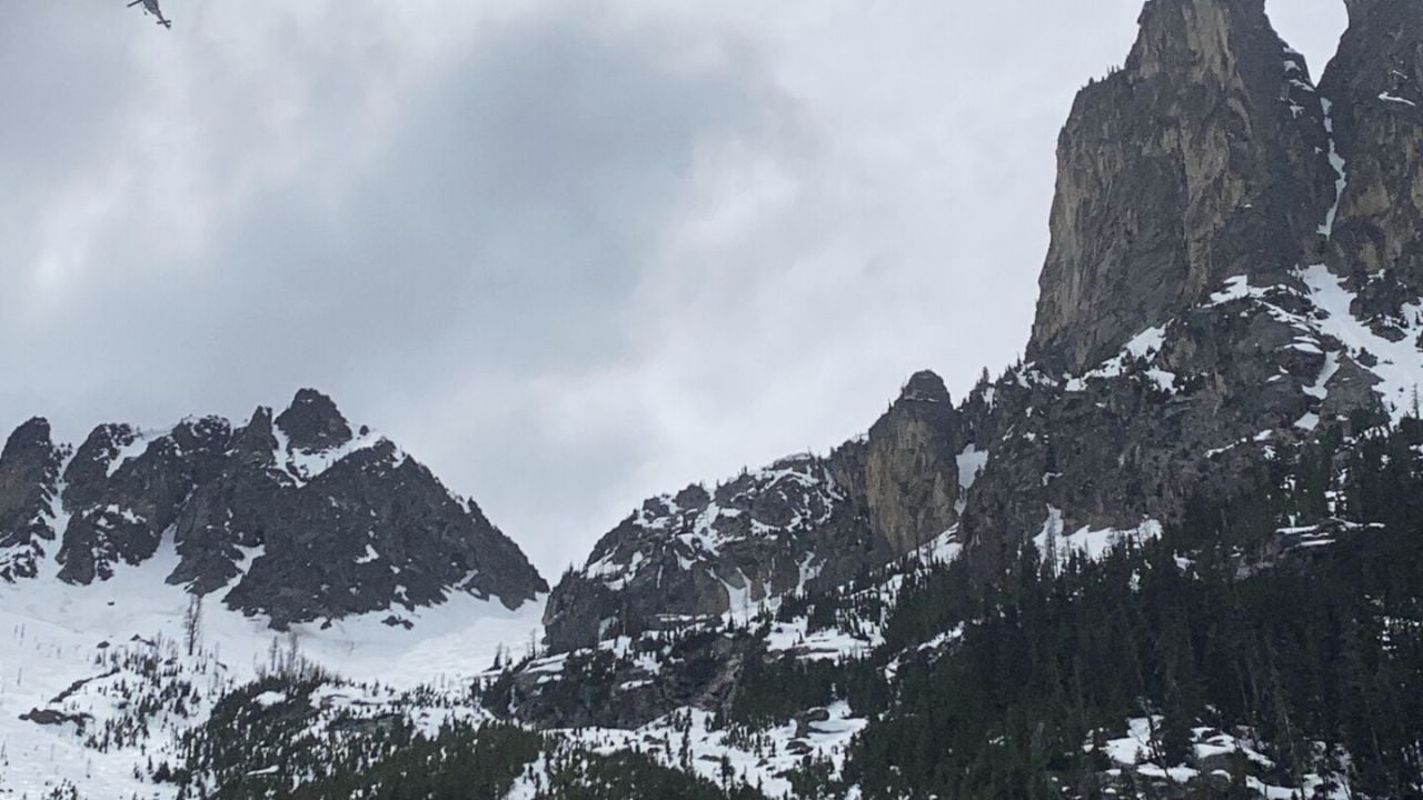 Bergsteiger überlebt 120-Meter-Sturz; seine drei Gefährten sterben