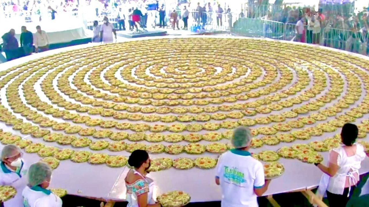 The Guinness World Record for the largest tlayuda sparks ridicule in Oaxaca.