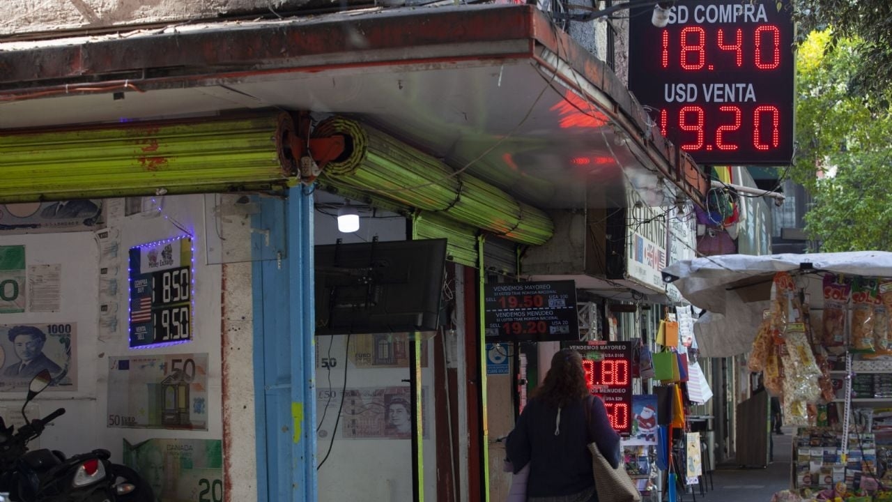 Peso, gümrük vergisinin %30'a çıkarılmasına ve yeni yargı baskısına tepkili