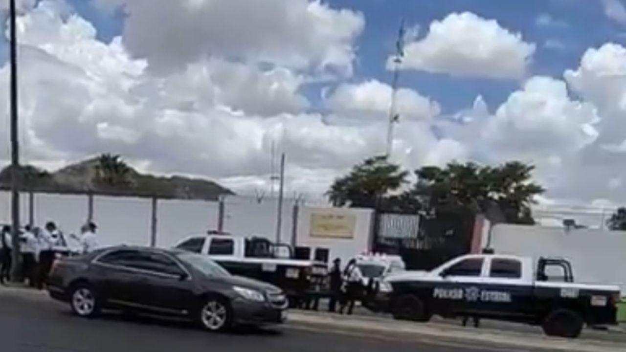 Cento giovani detenuti si ribellano a Sonora; un comandante rimane ferito.