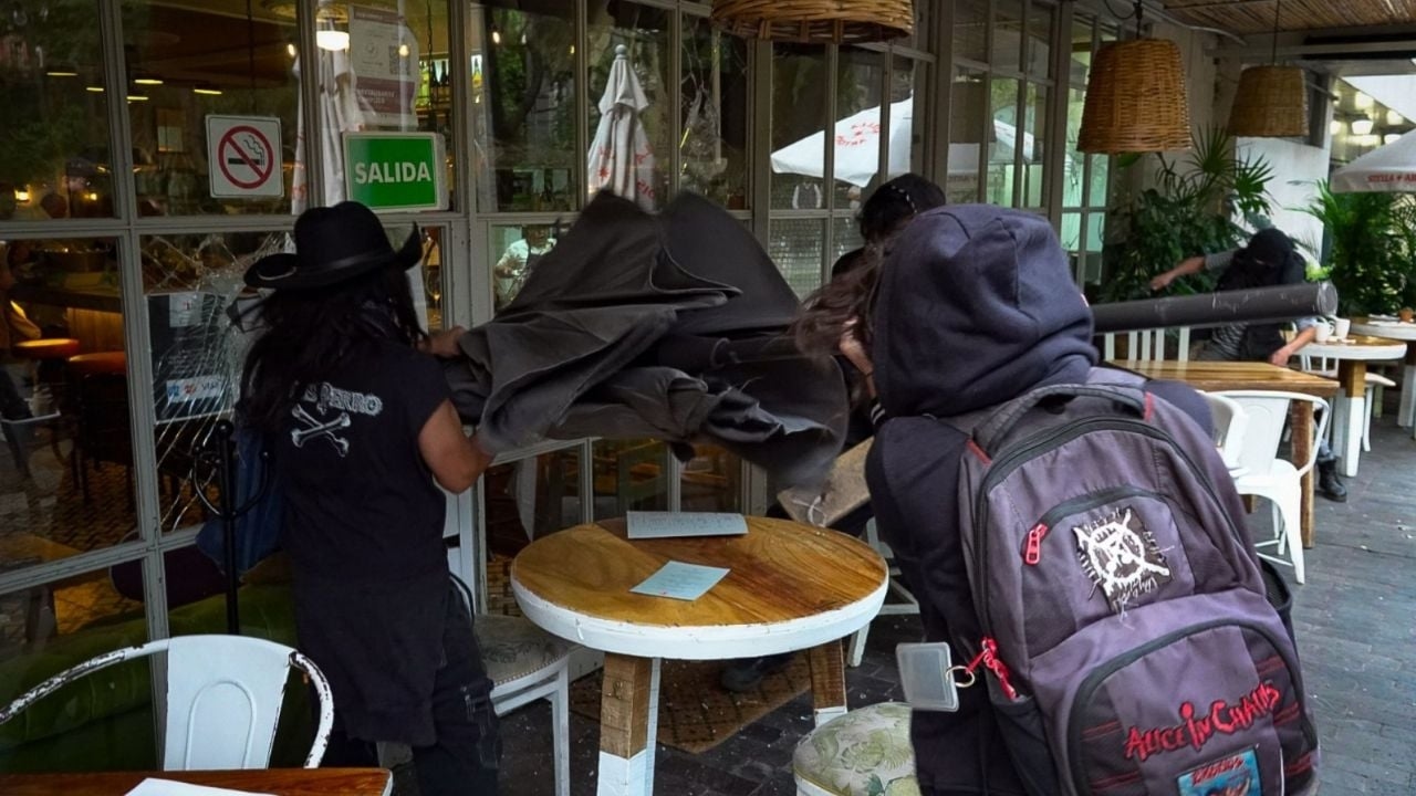 La protesta contro la gentrificazione a Città del Messico si conclude con atti vandalici e molestie ai turisti (Video)