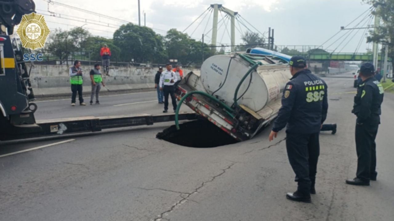 Huge sinkhole on Calzada Zaragoza causes traffic chaos (Video)