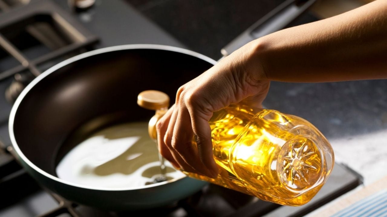 Cuauhtémoc posiziona 35 contenitori per raccogliere l'olio da cucina e prevenire la contaminazione dell'acqua.