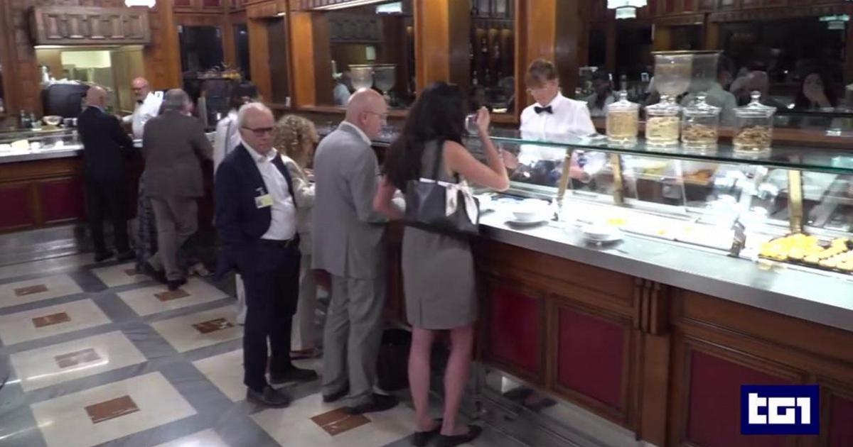 De Kamer schrapt de kortingen in de kantine: een koffie kost nu 1 euro en een pizza 3,20.