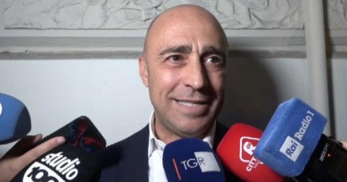 De burgemeester van Taranto treedt af, ondanks kritiek van milieuactivisten en -comités.