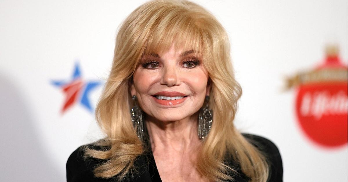 Loni Anderson, a loira sexy da TV americana dos anos 80 que se casou com Burt Reynolds, morreu.
