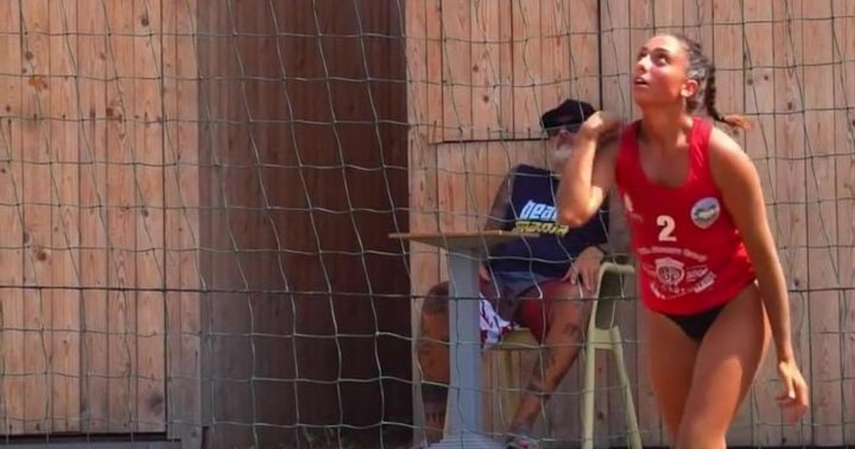 Simona Cinà, een atlete, springt en slaat de bal: de video van haar profiel