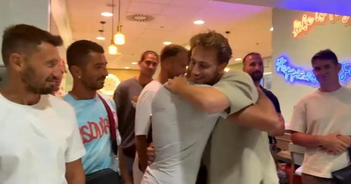 Verreth's return after the death of his 14-month-old son: his teammates embrace him at the airport.