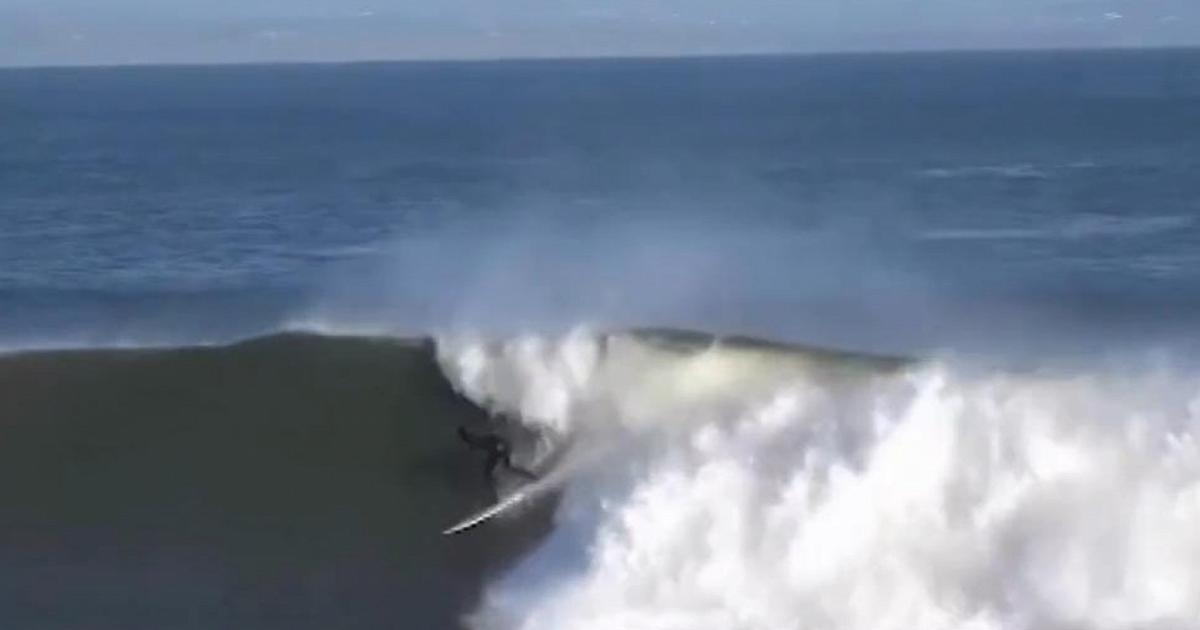 Surfisti in Irlanda: onde giganti a Strandhill, il video delle sfide contro il mare