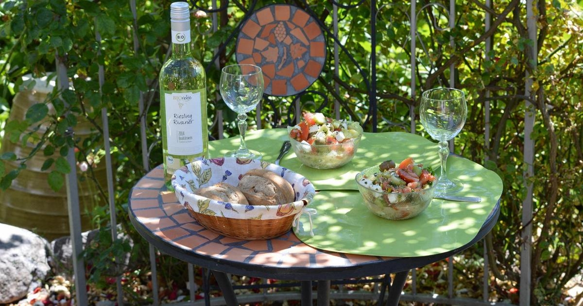 Per picnic, spiaggia e cene condivise, i consigli degli esperti per mangiare all’aperto senza rischi