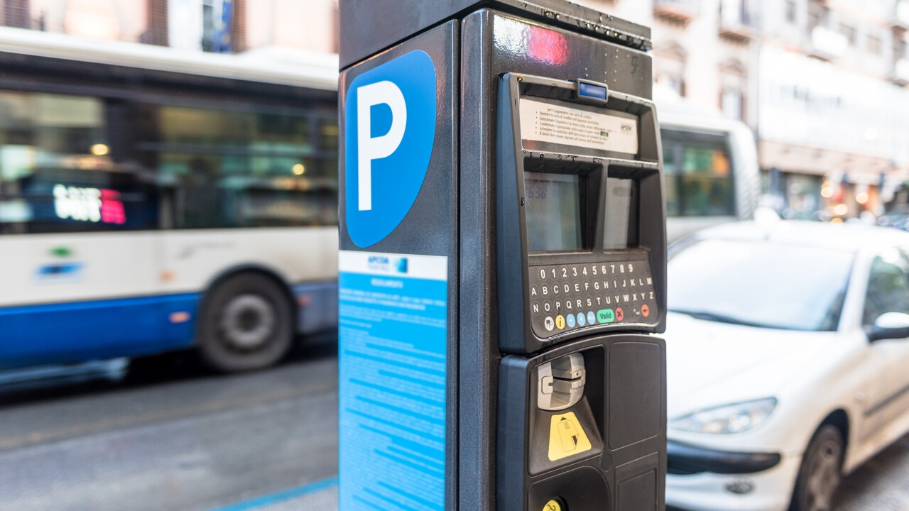 Strisce blu a Roma, boom di controlli e multe nei primi quattro mesi del 2026