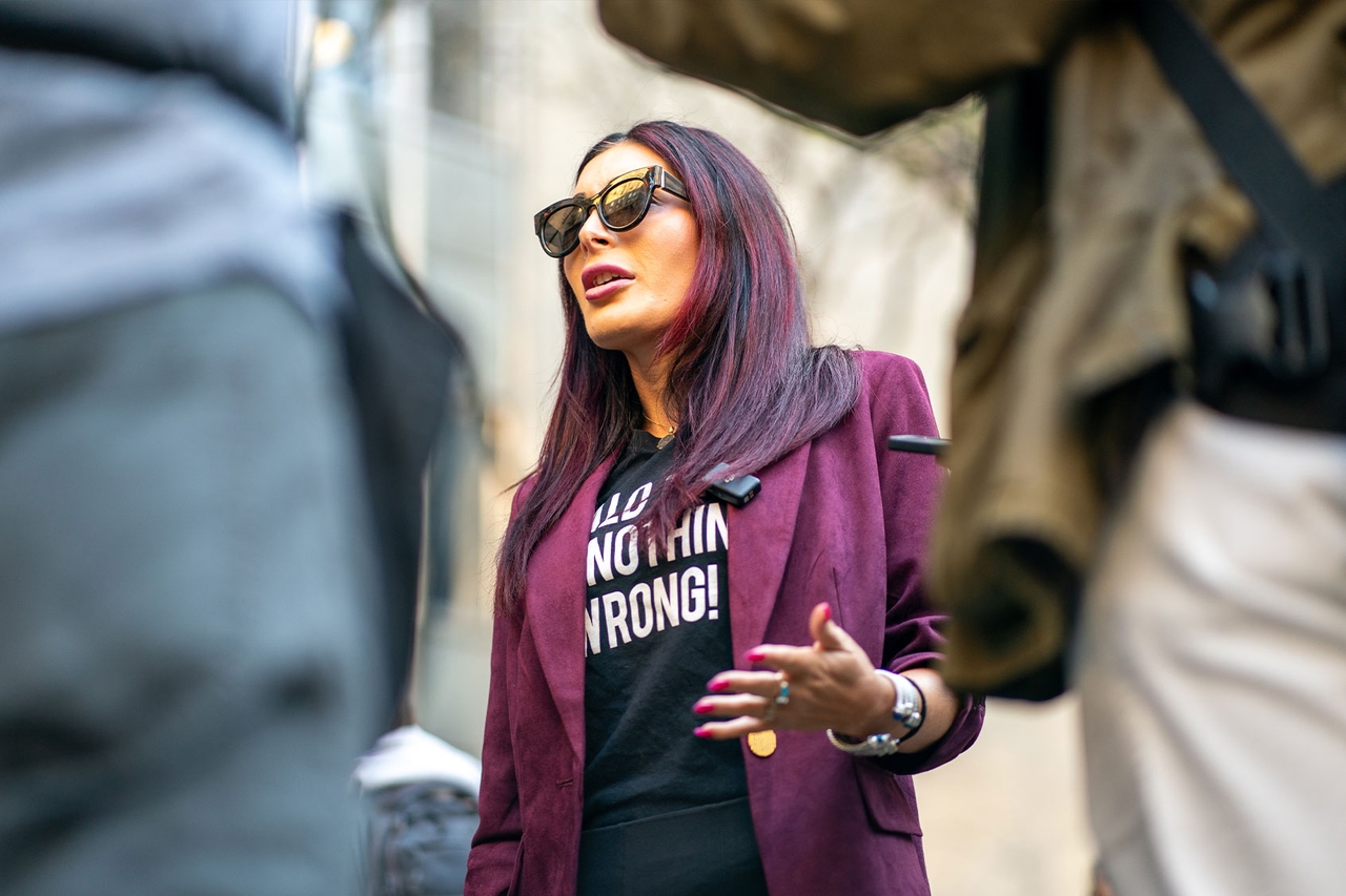 “Precedente perigoso”: a principal democrata diz que a extremista Laura Loomer cancelou seu briefing da agência de espionagem