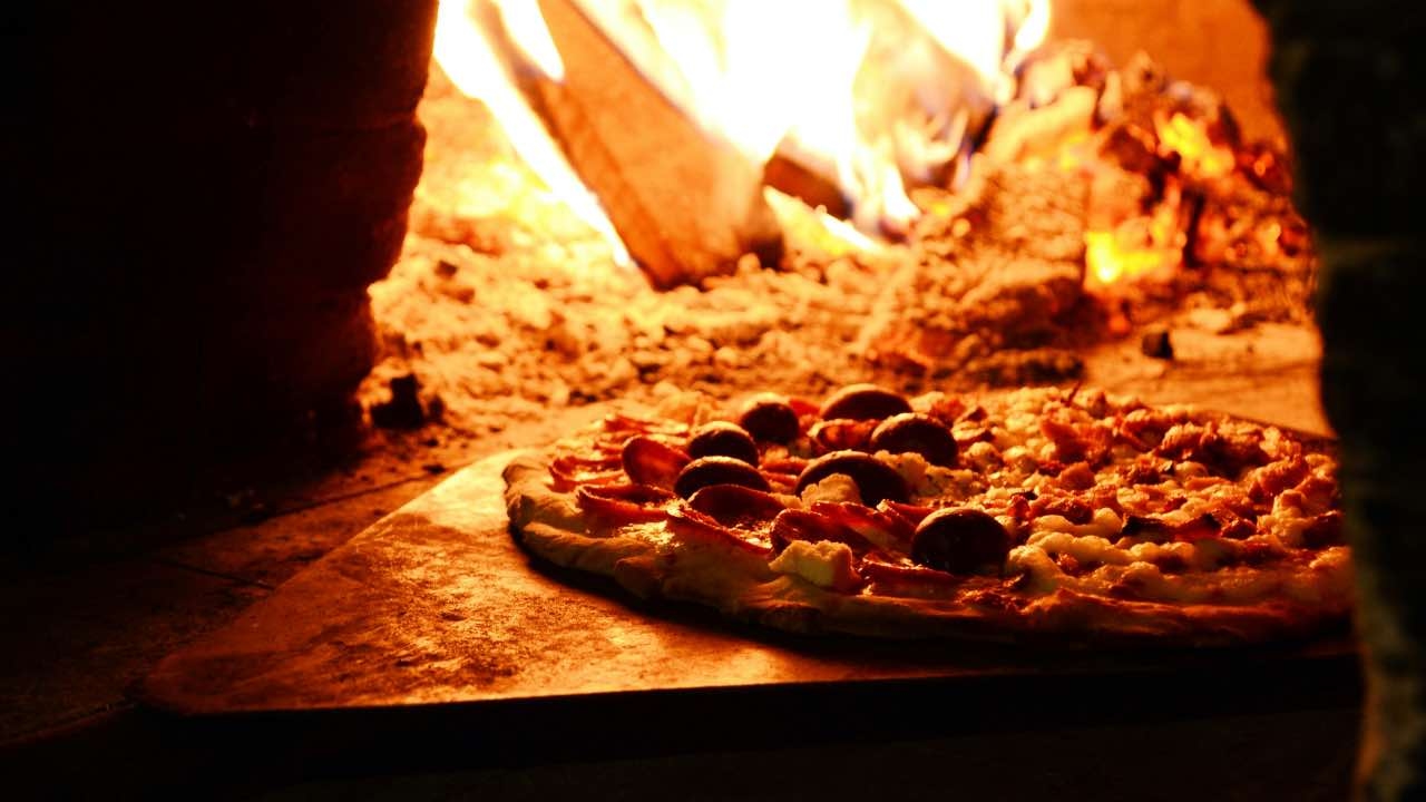 Últimas noticias: El impuesto de timbre también se aplicará a la pizza | 4€ a pagar directamente en la pizzería: “Pagar o comer pan ázimo”