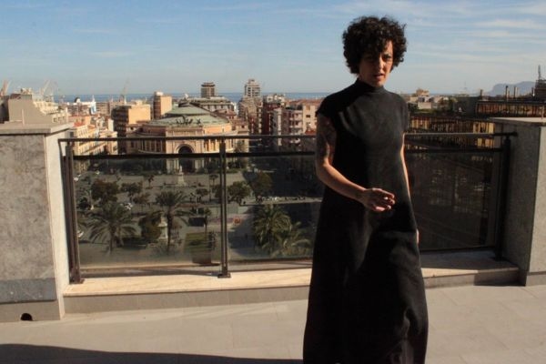 O videoclipe de “From the air (Nessun pilota)”, o novo single de Simona Norato, está online