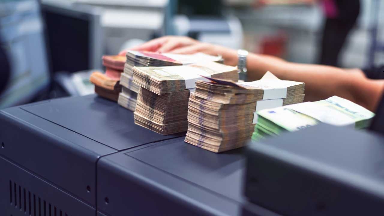 Agenzia delle Entrate, “Chiunque abbia un conto in questa Banca ci paghi 150mila euro”: eppure era la più usata dagli italiani