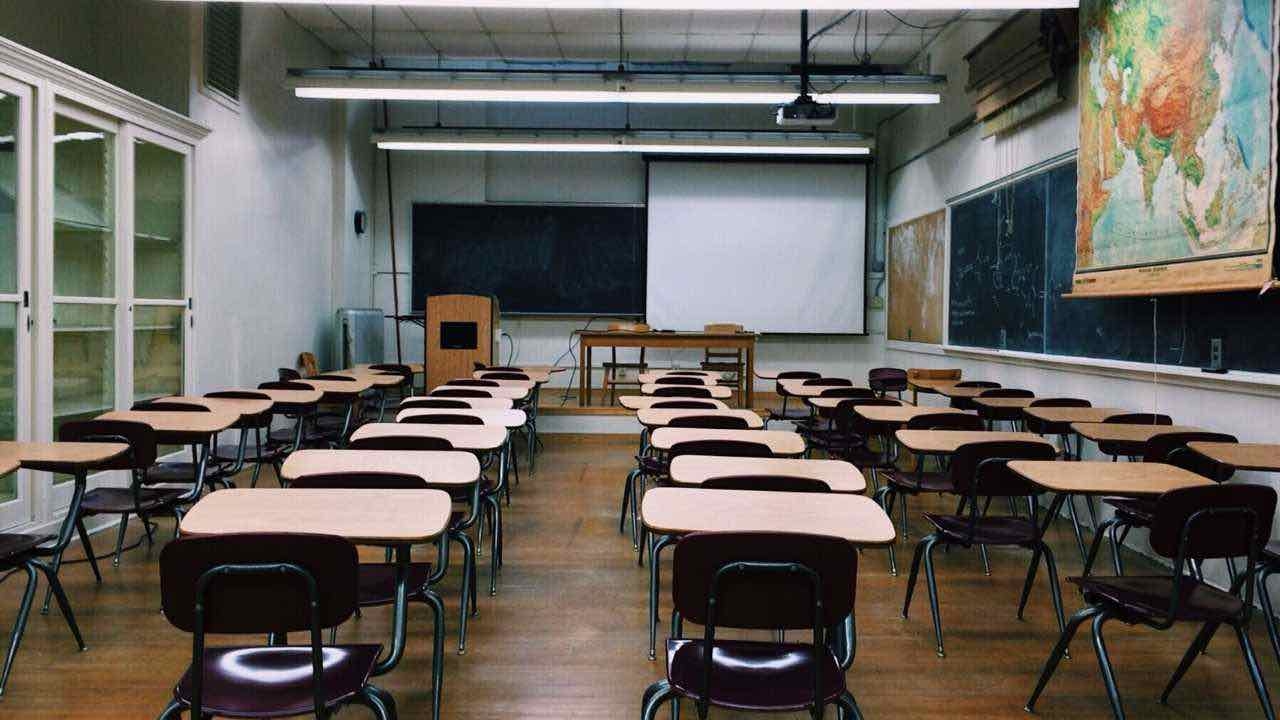 “Le scuole in Sicilia devono tenere le porte chiuse”: il Ministero lo ha deciso | I ragazzi devono stare a casa con i genitori