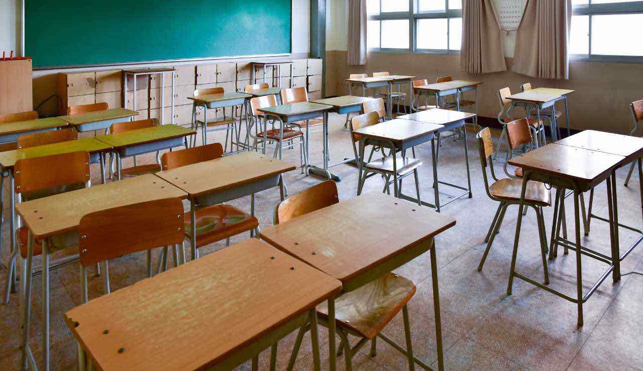 Ultim’ora Ministero dell’Istruzione, “Slitta l’inizio della scuola”: ci vediamo a gennaio | I bambini da settembre li fate studiare voi