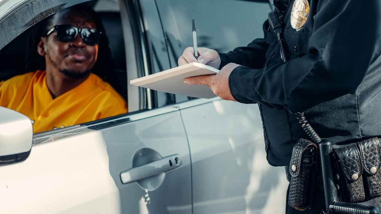 “Agente sono in ritardo”: 1 anno di carcere, 6mila euro di multa e patente sospesa per 2 anni | Vietatissimo dalla legge da oggi
