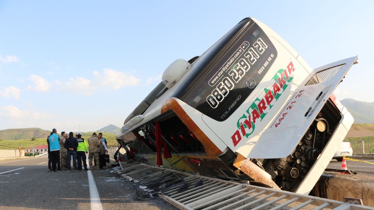 Un bus de passagers renversé à Bingöl Karlıova !