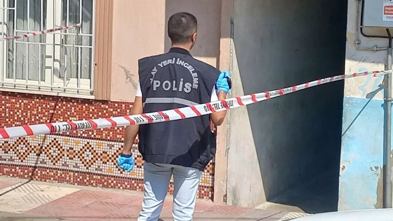 17-летняя женщина была найдена мертвой в своем доме в Манисе.
