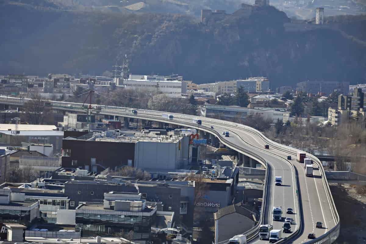 A22'de ters yönde giden araç: Kazada bir ölü, beş yaralı, otoyolda önden çarpışma