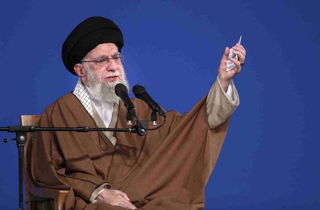 Cosa ha detto Khamenei nell’ultimo video: la guida suprema tra proclami e arresti