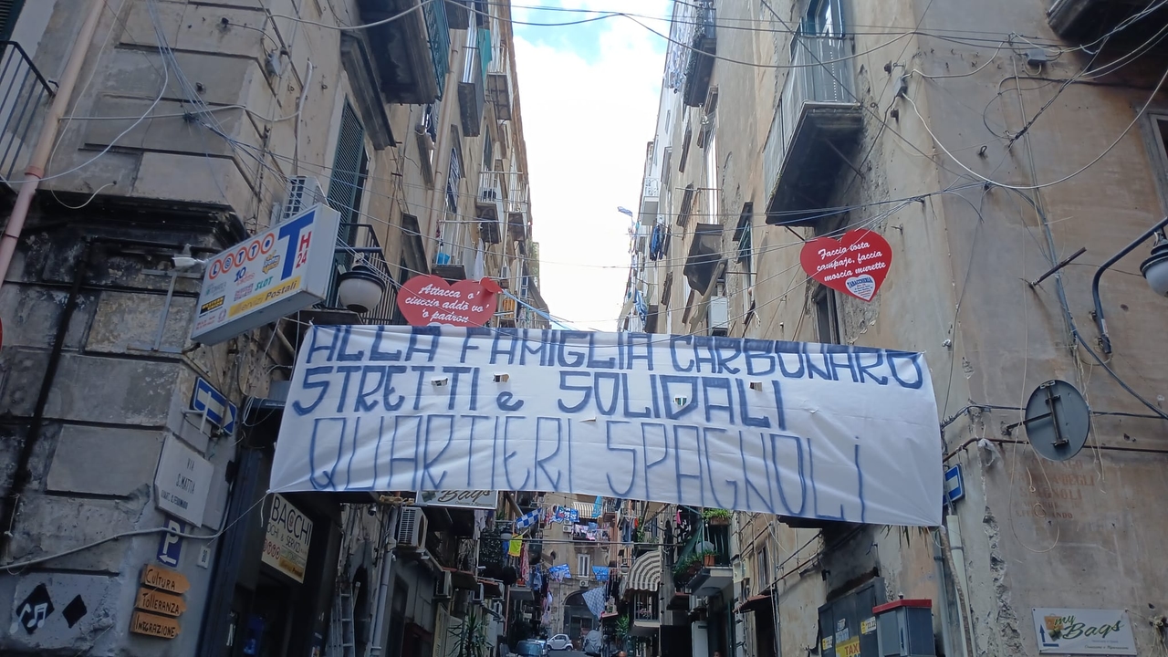Martina Carbonaro'nun öldürülmesi, İspanyol Mahallesi'nde öldürülen 14 yaşındaki çocuk için bir pankart