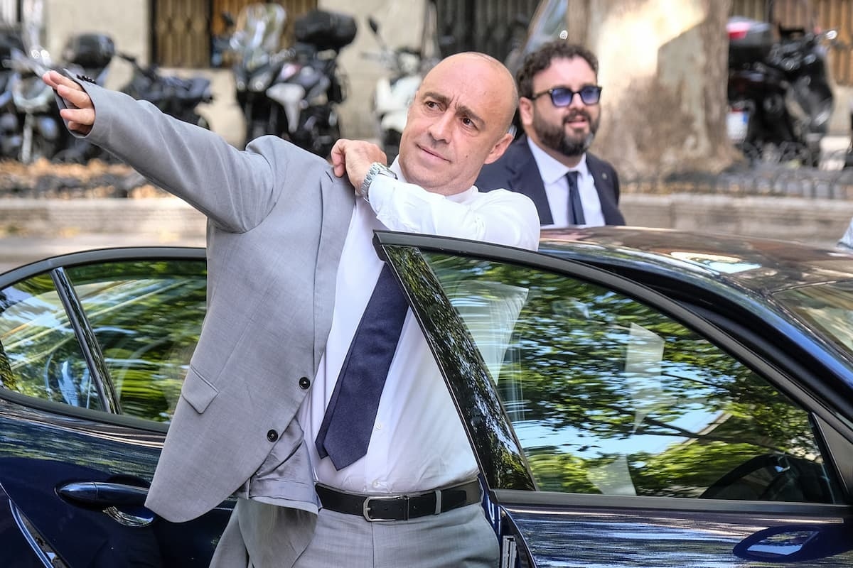 Der vor zwei Monaten gewählte Bürgermeister von Taranto, Bitetti, tritt nach Protesten gegen das ehemalige Stahlwerk Ilva wegen „politischer Untauglichkeit“ zurück.