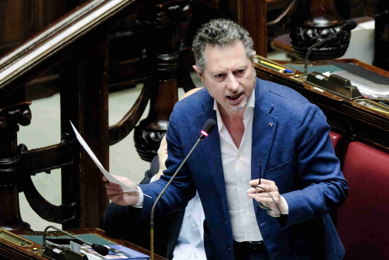 Borrelli wird Rettungsschwimmer, während der Abgeordnete Schwimmer zum Mappatella Beach versetzt.