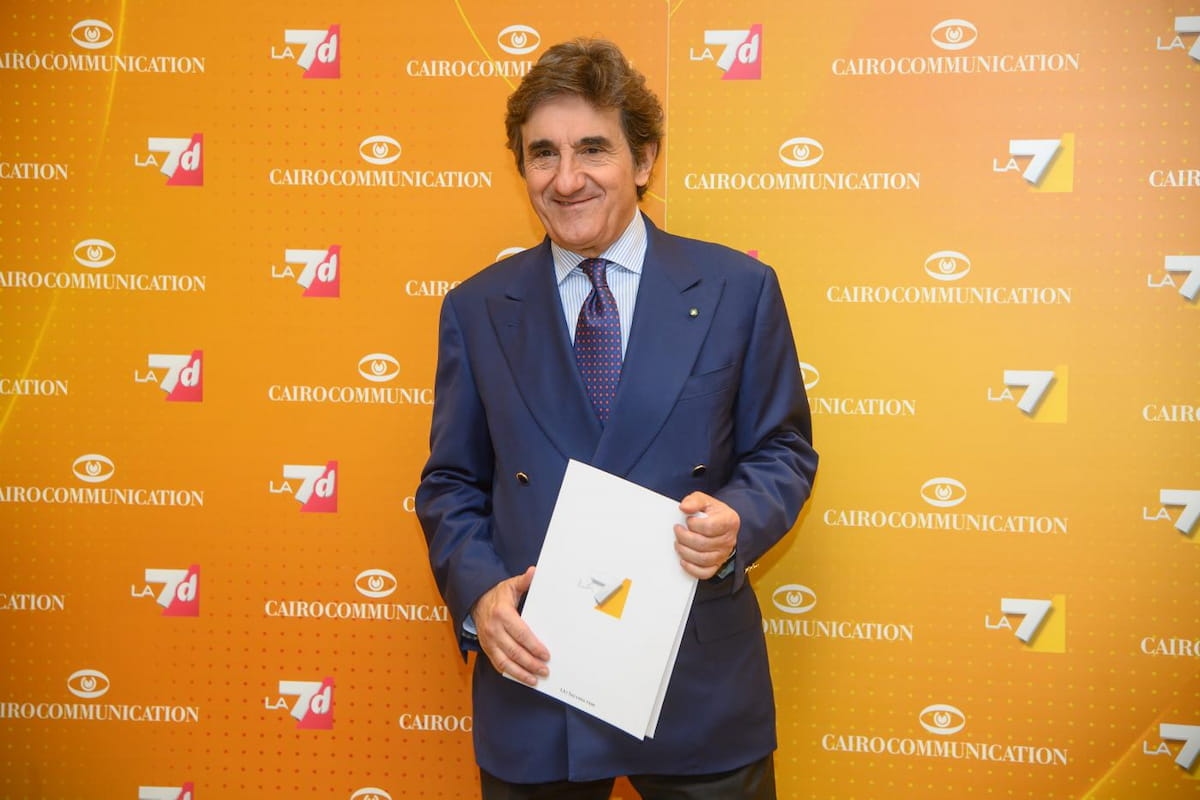 Urbano Cairo "betritt das Feld" wie sein Mentor Berlusconi, das Mysterium um die Umfrage, die in Auftrag gegeben wurde, um seine Popularität zu testen