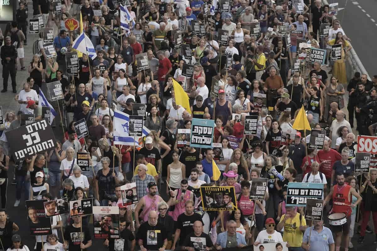 Um dia de protestos em Israel, com estradas bloqueadas e pneus incendiados: "Netanyahu sacrifica reféns para salvar o governo".