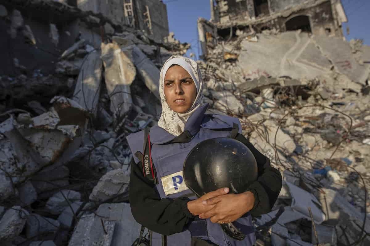 Gaza, a carta da jornalista palestina assassinada para seu filho de 12 anos: "Quando você tiver uma filha, dê a ela o meu nome."
