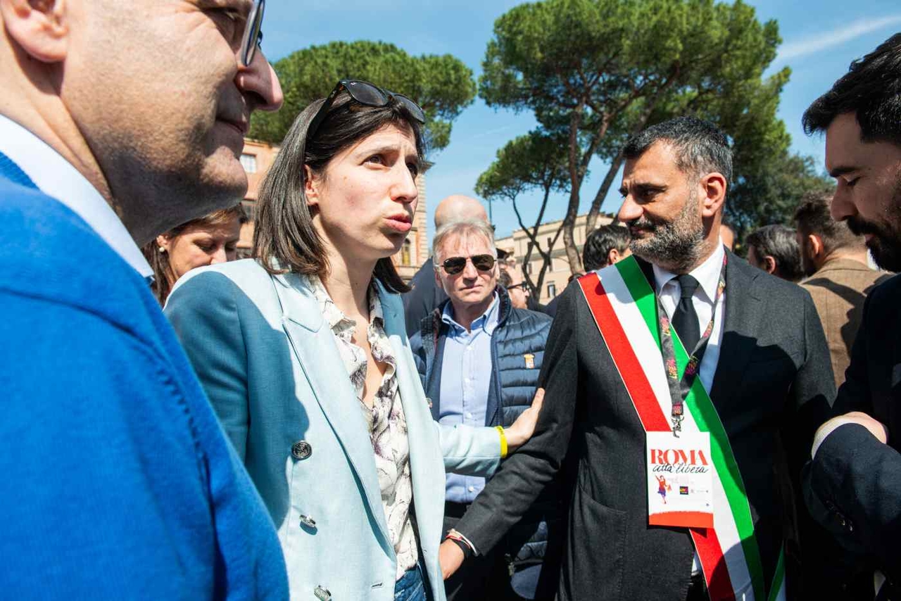 In de Democratische Partij heerst chaos: Schlein droomt van een drievoudige overwinning bij de regionale verkiezingen, terwijl Marina Berlusconi bij Forza Italia Tajani doet sidderen.
