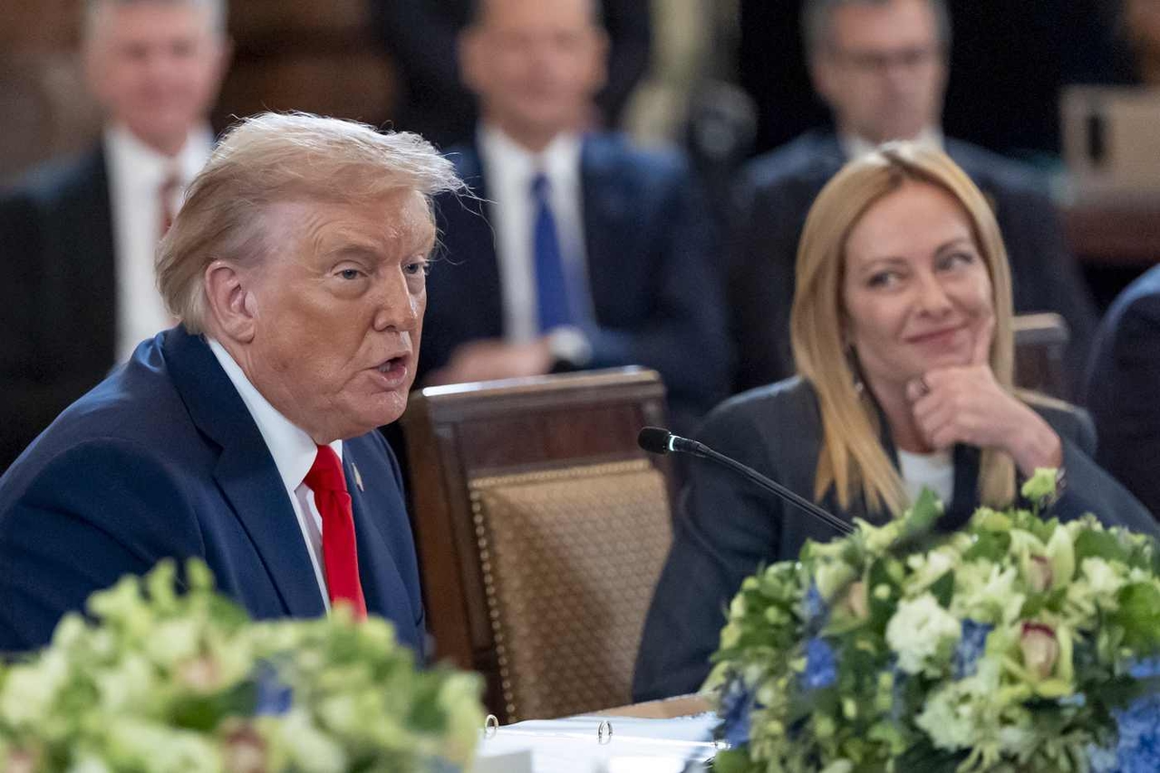 Na Ukrainie pokój jest jeszcze daleki od zakończenia, Meloni i jej współpracownicy są zmuszeni do zmiany stanowiska: system poparcia Trumpa jest niepewny, pozostaje tylko UE.
