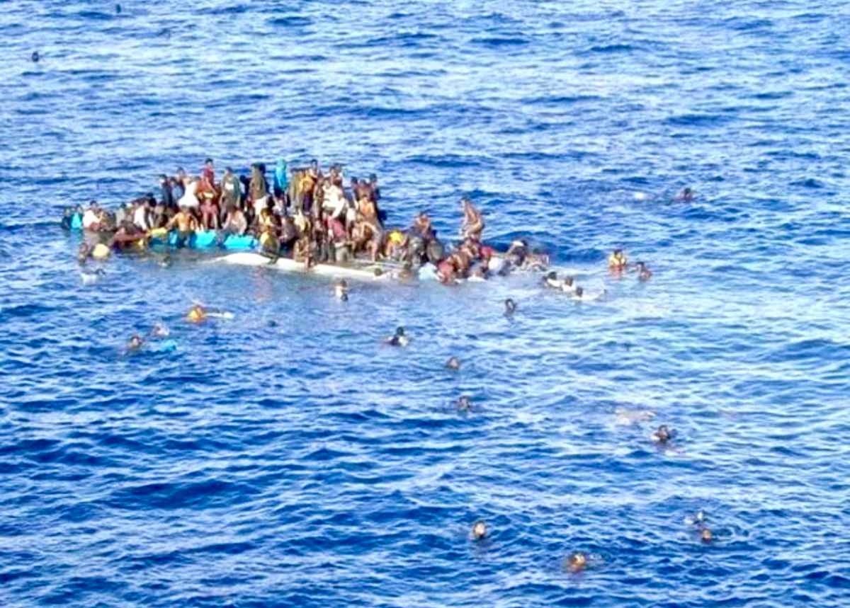 In Lampedusa ging het om een door de staat gesponsord bloedbad: de politie kent de namen van de daders, maar tot nu toe arresteert men alleen Roma-kinderen.
