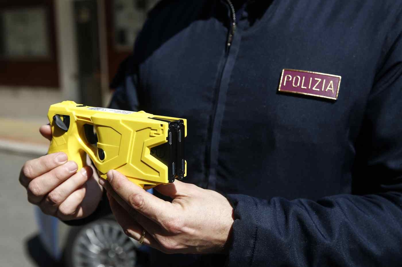 Hoe de taser werkt en wanneer deze dodelijk kan zijn: de miljoenen die Europa heeft uitgegeven om ze van Trump in de VS te kopen