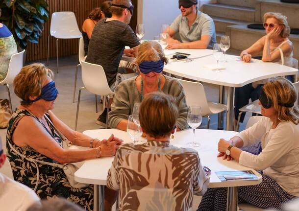Castronno - Wanneer smaak de duisternis verlicht: de zintuiglijke ervaring van Slow Food bij Materia - - Varese News
