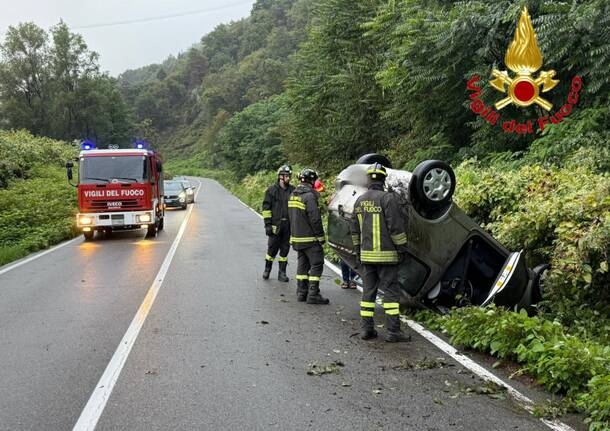 Luino – W Luino przewrócił się samochód, kierowca nie odniósł obrażeń – – Varese News