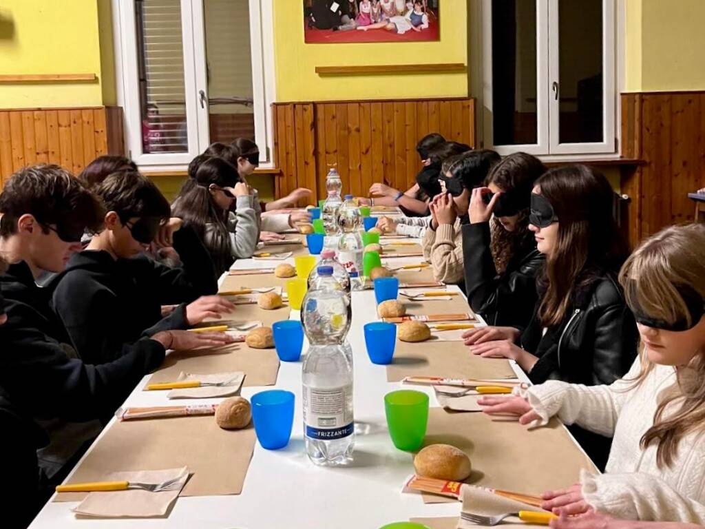 Malnate - À Malnate, des étudiants découvrent l'inclusion grâce à un dîner à l'aveugle - Varese News