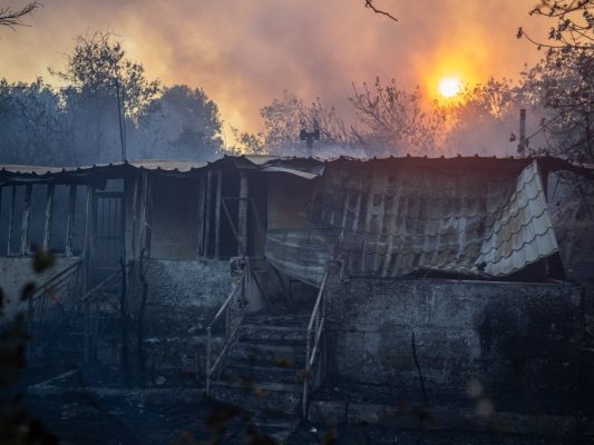 Continuano numerosi incendi boschivi in Grecia