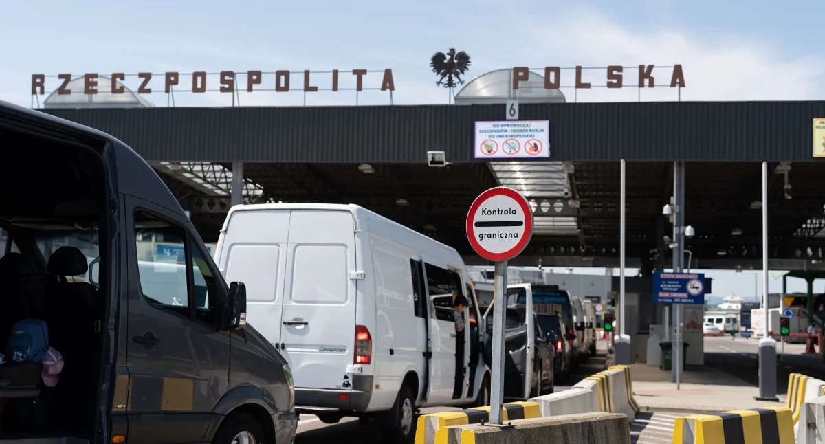 They presented a fake registration certificate, driving license and border control stamps for inspection [PHOTOS]