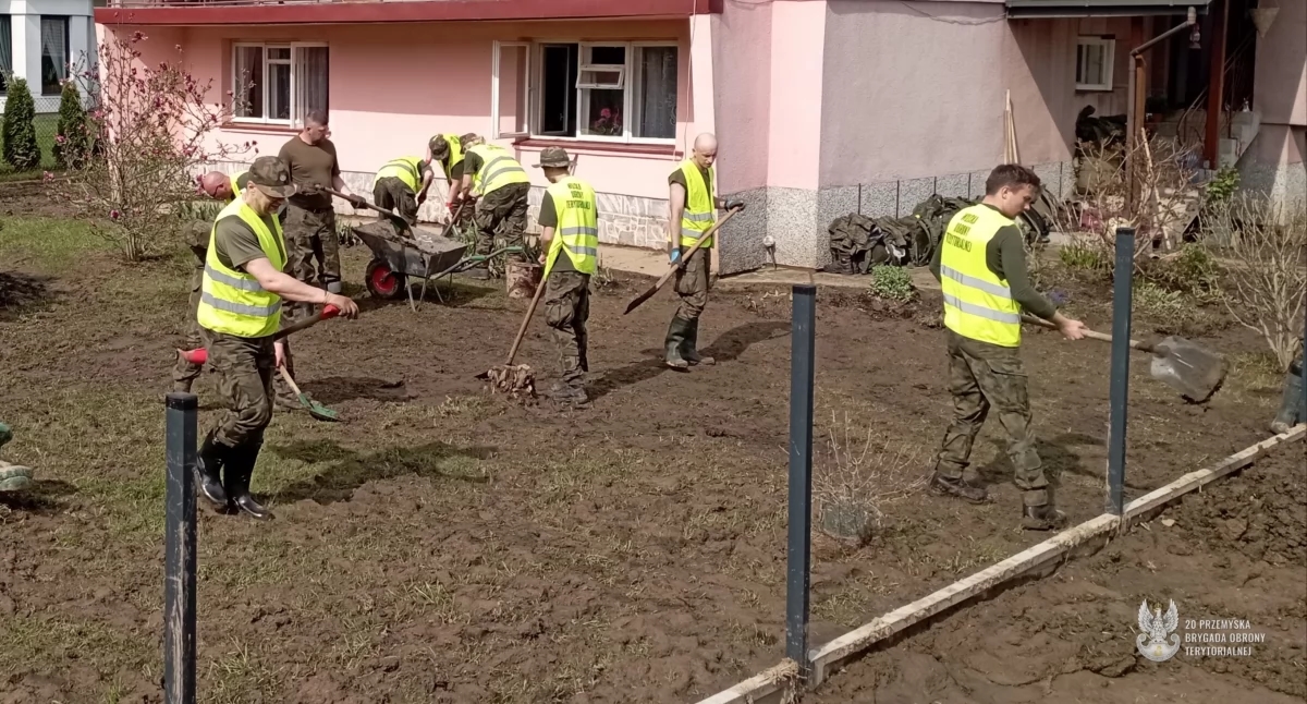 Ponad tysiąc „terytorialsów” pomagało w usuwaniu skutków nawałnicy [ZDJĘCIA]