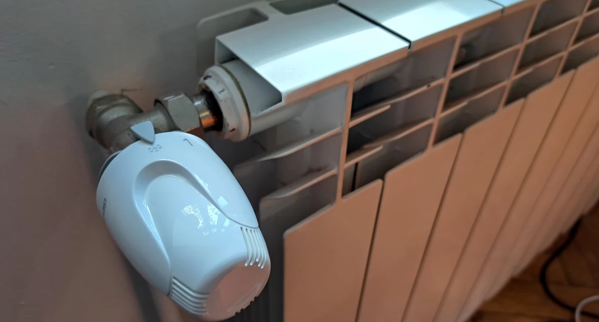 De maand mei brengt geen hoge temperaturen met zich mee en de radiatoren staan ​​op nul. Bewoners accepteren besluit PSM niet