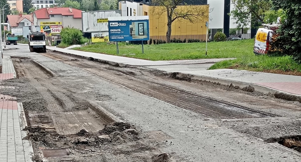 De (goede) renovatie van de Glazerastraat in Przemyśl is begonnen [FOTO'S]