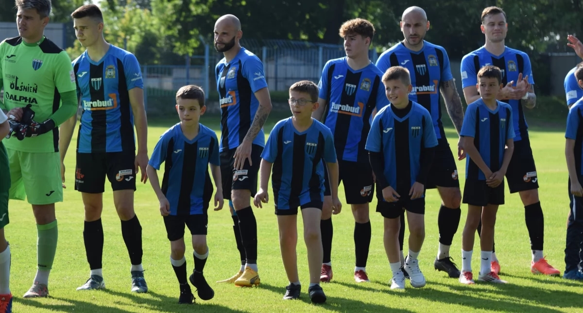 JKS heeft gewonnen in Krosno! Er was misschien euforie, maar de woede is er nog steeds. De groene kampioen – met promotie naar de derde klasse – wordt Sokół Kolbuszowa Dolna.