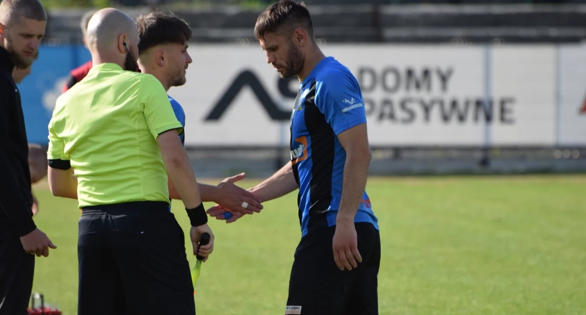 JKS Jarosław speelt niet in de derde klasse. Ze verloren in Gorlice.